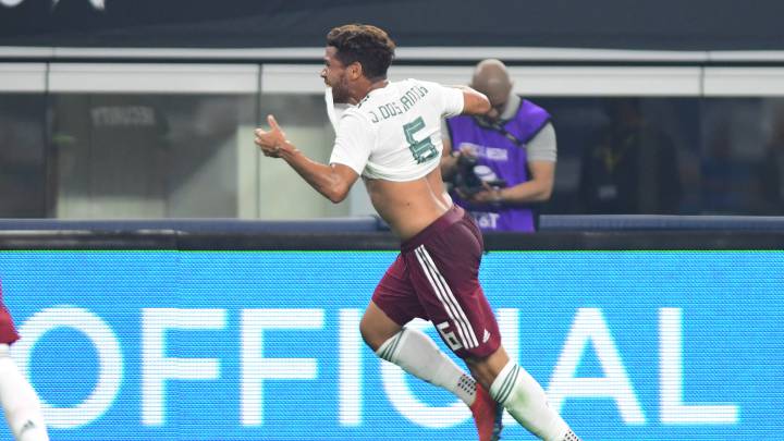 Jonathan Dos Santos festejando anotación con México en el partido ante Ecuador