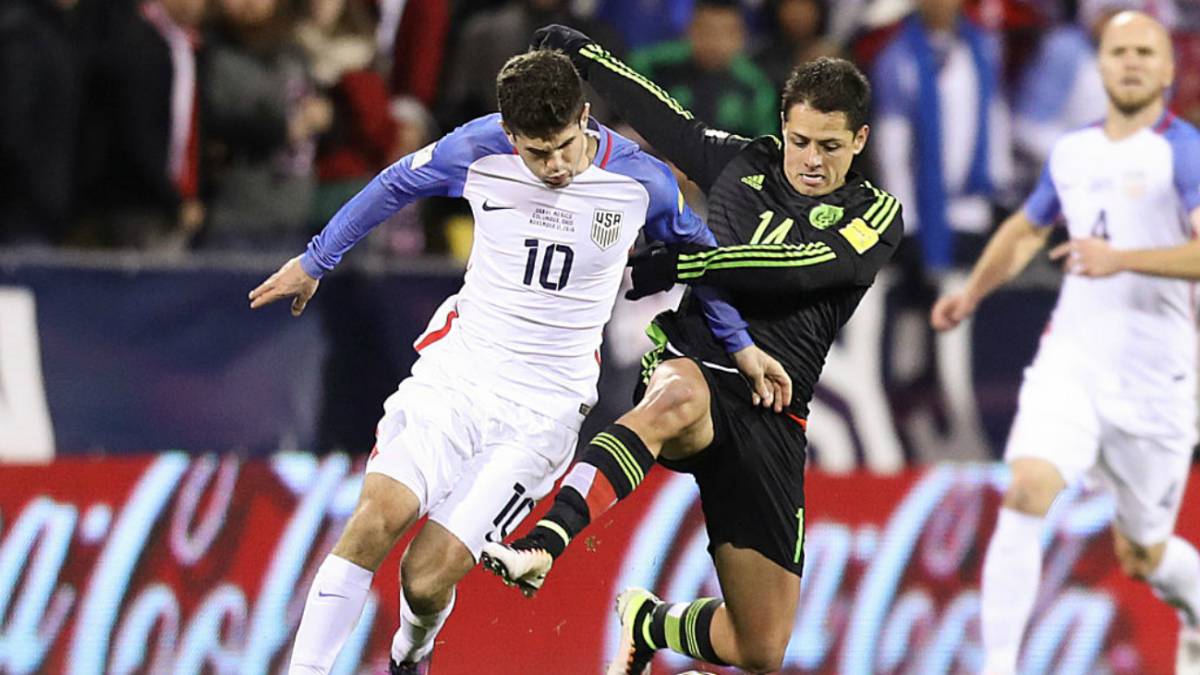 Chicharito Hernández enfrentando a Pulisic en un México vs Estados Unidos