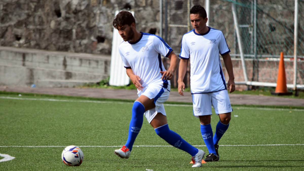 Seleccionados salvadoreños entrenando