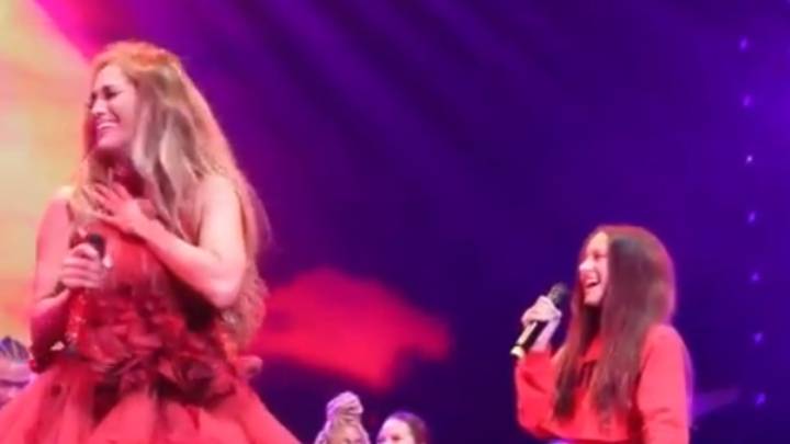 La hija de la cantante, Emme, fruto de su relación con Marc Anthony, ha demostrado que tiene talento, en esta ocasión subió al escenario a cantar con su madre el tema Limitless.