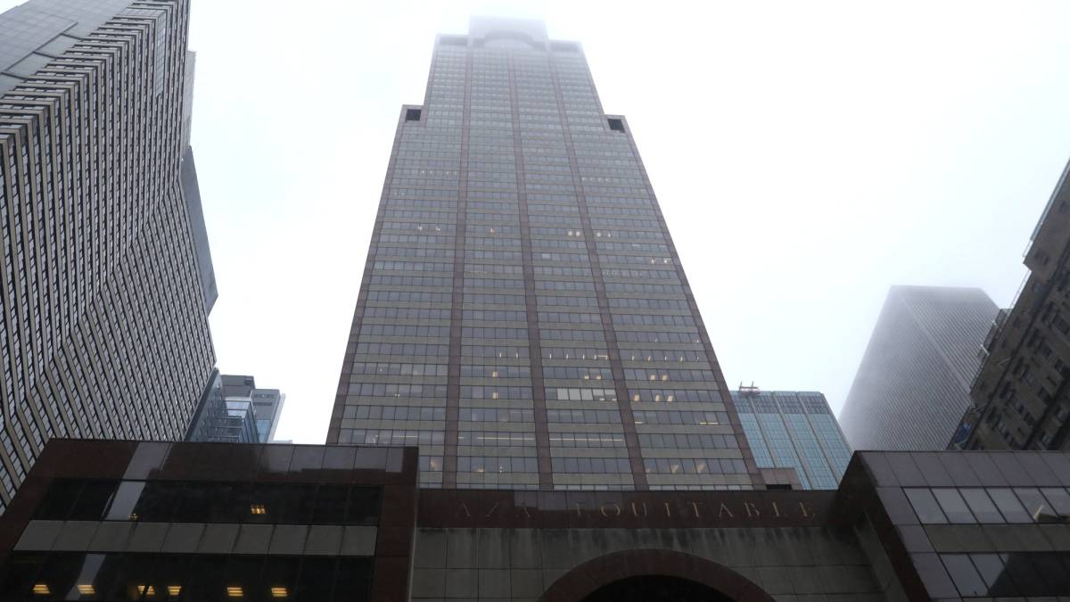 Un helicóptero se estrelló contra el edificio, AXA Equitable Center, de 54 pisos, en Manhattan. Hasta el momentos solo una persona ha perdido al vida.