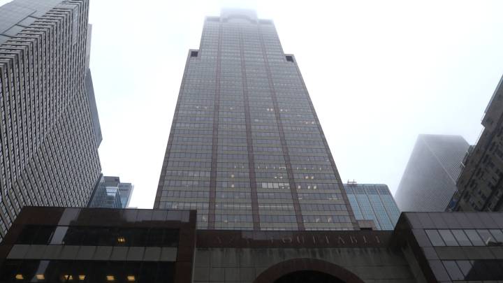 Un helicóptero se estrelló contra el edificio, AXA Equitable Center, de 54 pisos, en Manhattan. Hasta el momentos solo una persona ha perdido al vida.