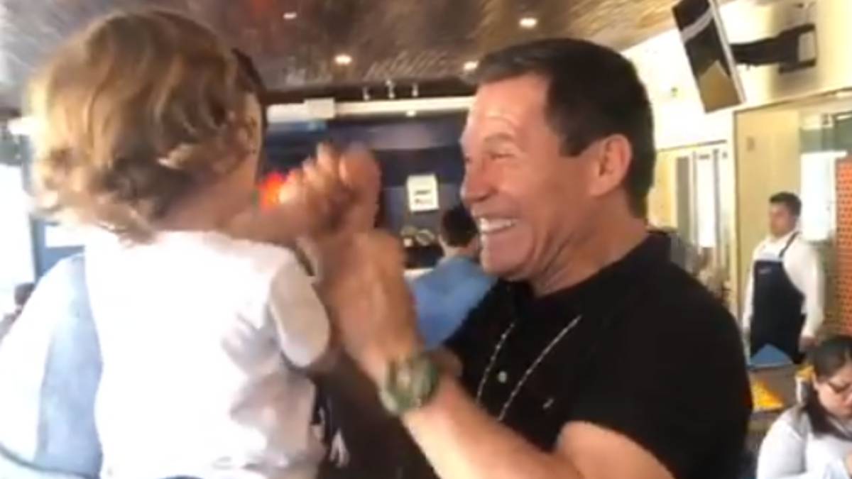 Es poco común ver a uno de los mejores boxeadores que ha dado México en su faceta más tierna; sin embargo, sí la tiene y la demostró jugando con un bebé.