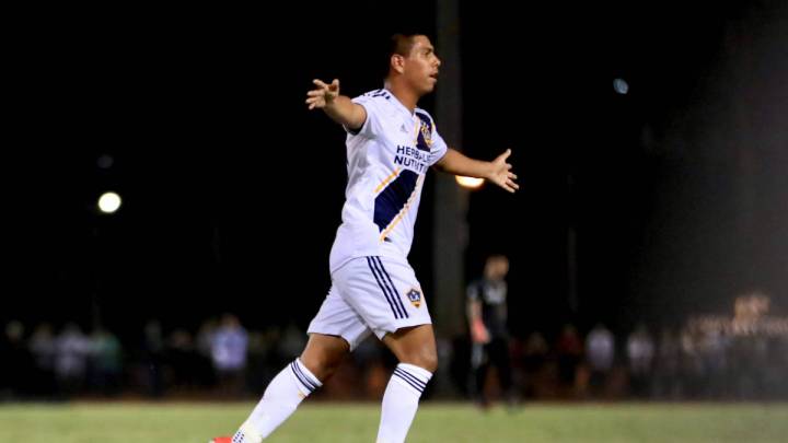 Efraín Álvarez festeja su primer gol con LA Galaxy.