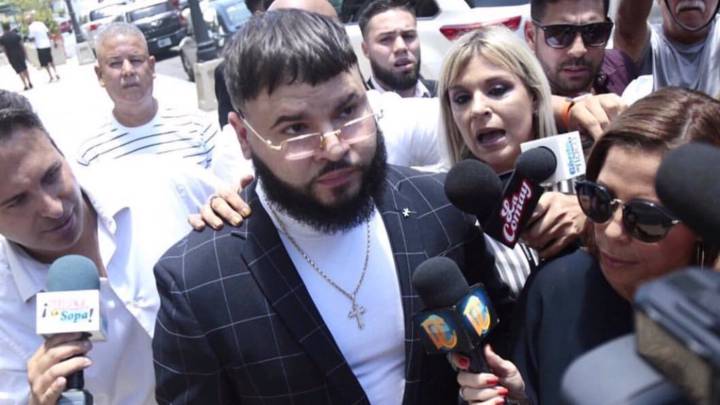 El cantante puertorriqueño recibió una sentencia de tres años de libertad condicional por no declarar poco más de 51 mil dólares ante la aduana en Puerto Rico.