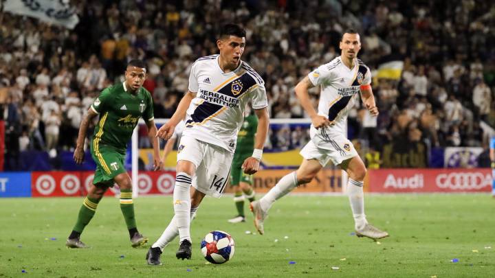 Joe Corona jugando con LA Galaxy, Zlatan aparece al fondo