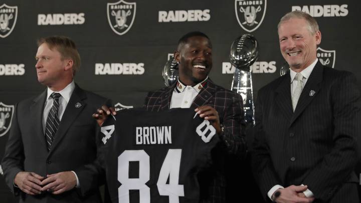Antonio Brown exhibe su compañerismo en Oakland