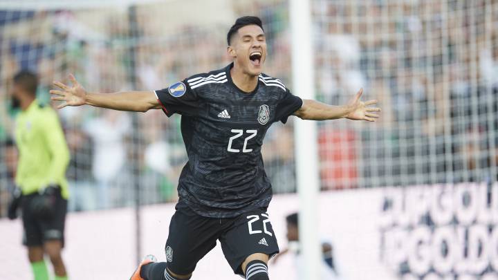 Uriel Antuna celebra su primer gol con la Selección Mexicana.