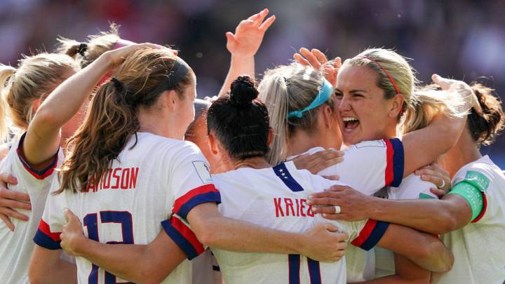 La selección de Estados Unidos logró su segunda victoria en el Mundial al imponerse 3-0 a una escuadra chilena que se defendió con todo.