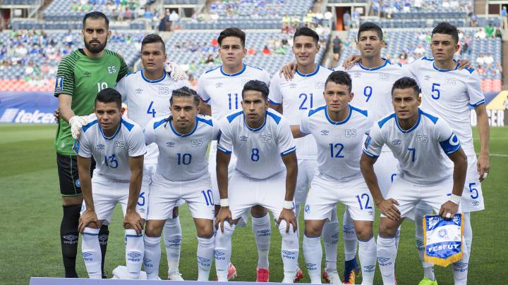 Foto de accion durante el partido El Salvador vs Curazao.