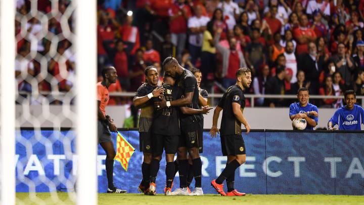 Costa Rica festejando anotación, Waston y McDonald aparecen al fondo