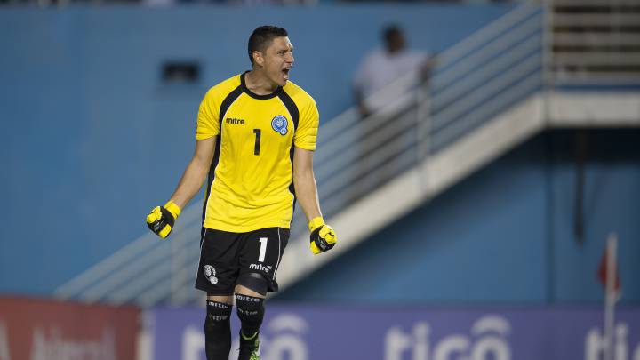 Henry Hernández festejando un gol con la Selección Salvadoreña.
