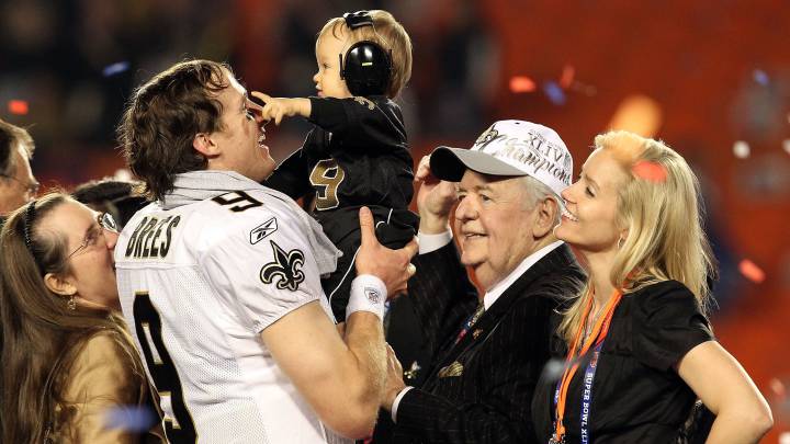 Drew Brees con su hijo tras ganar el Super Bowl