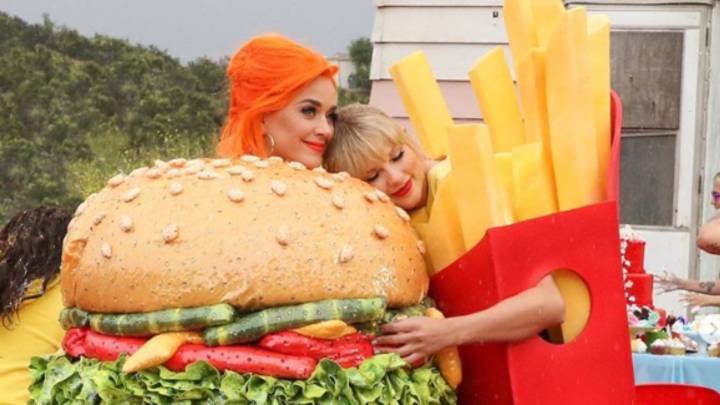 Ya salió el video de You Need to Calm Down, la nueva canción de Swift, que habla sobre el apoyo a la comunidad LGBT. En el videoclip sale Katy Perry, Ryan Reynolds, entre otros.