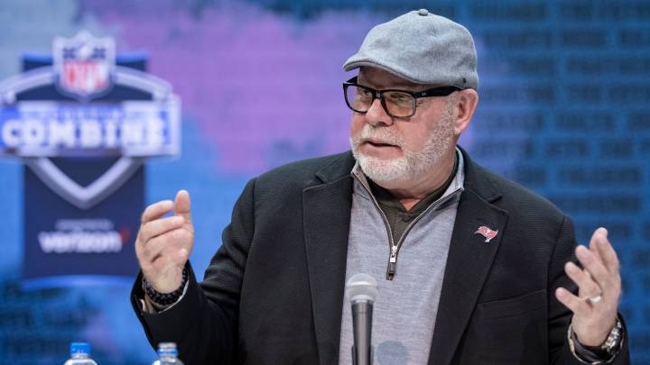 Bruce Arians en el combine 2019 de la NFL