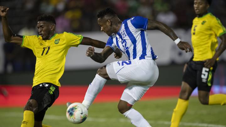 Romell Quioto disputando un balón ante Jamaica.