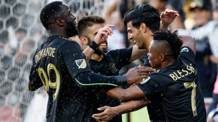 Adama Diomandé, Diego Rossi, Carlos Vela y Latif Blessing festejan un gol ante Portland Timbers.