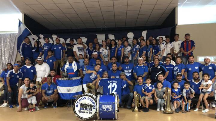 La porra de La Selecta siempre está presente en todos los partidos de El Salvador, esto sin importar si ganan o pierden. Ellos son la fiesta en cada juego.