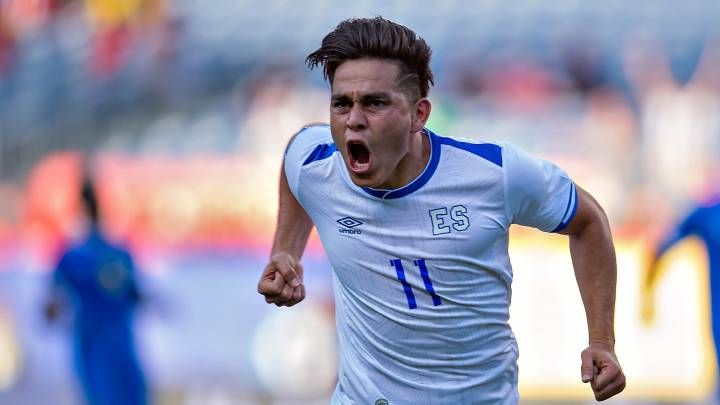 Rodolfo Zelaya festejando gol con El Salvador