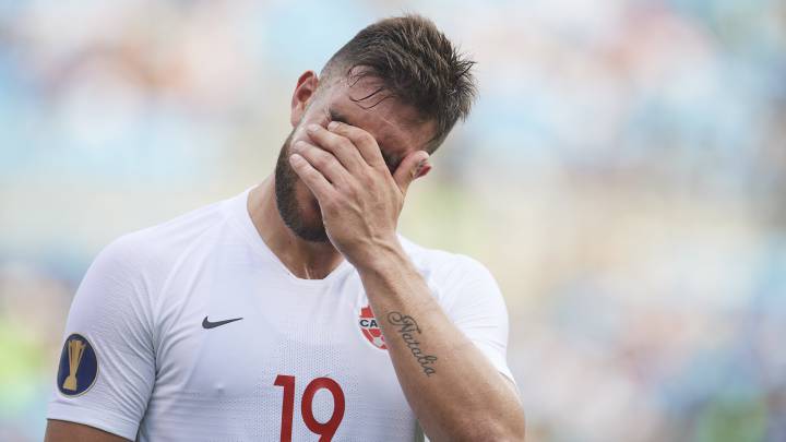Lucas Cavallini se lamenta por haber fallado un penal ante Cuba.