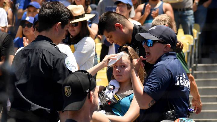 Cody Bellinger da batazo y la pelota golpea a una mujer
