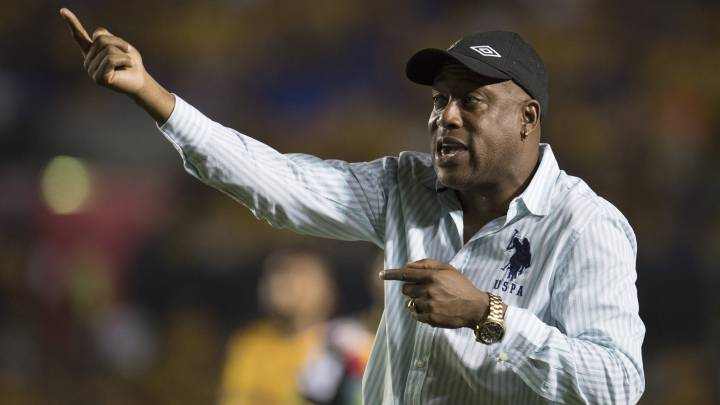 Hernán Medford da indicaciones en un encuentro de Herediano.