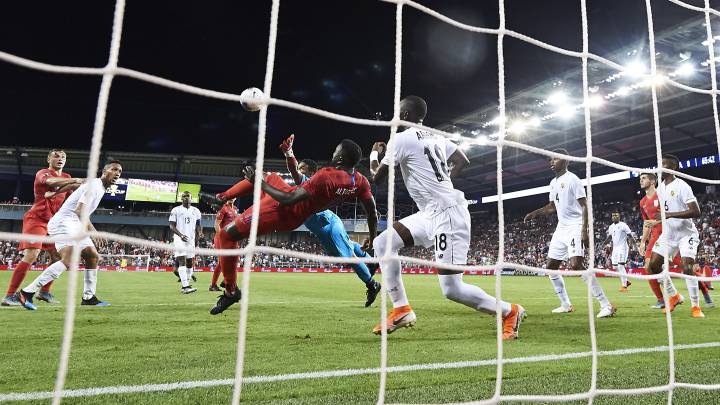 Jozy Altidore lanzándose de chilena para conseguir un gol con la Selección de Estados Unidos.