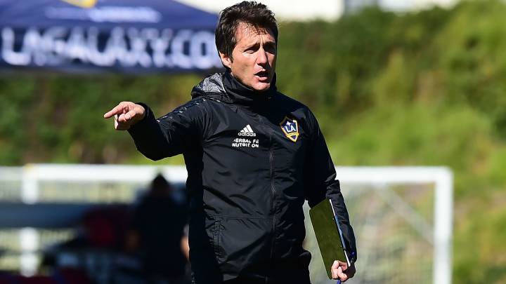 Guillermo Barros Schelotto dando indicaciones en un entrenamiento de LA Galaxy.