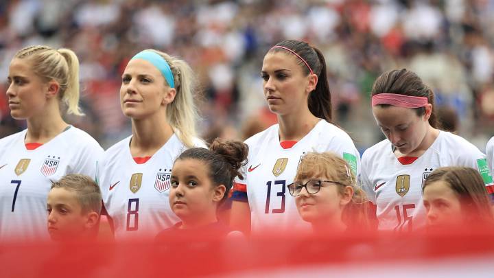 La Selección Femenil de Estados Unido mientras suena su himno nacional.