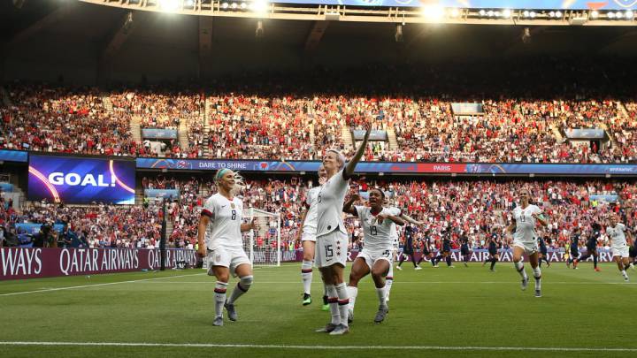 Rapinoe festejando anotación