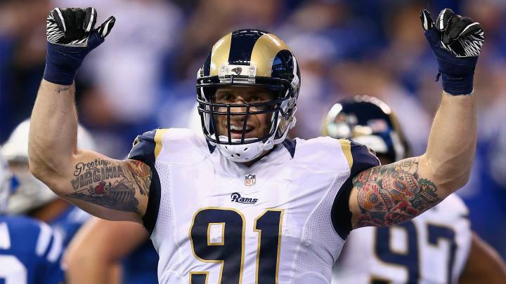 Chris Long con los Rams