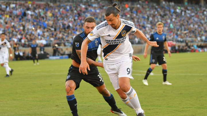 Zlatan Ibrahimovic disputando un balón con Los Ángeles Galaxy.