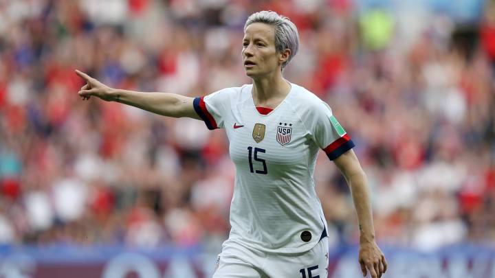 Megan Rapinoe jugando con USA antre Francia