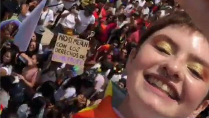 El actor, de 18 años, mejor conocido por su debut en la serie de Netflix, Chilling Adventures of Sabrina fue parte del desfile del orgullo gay en México.