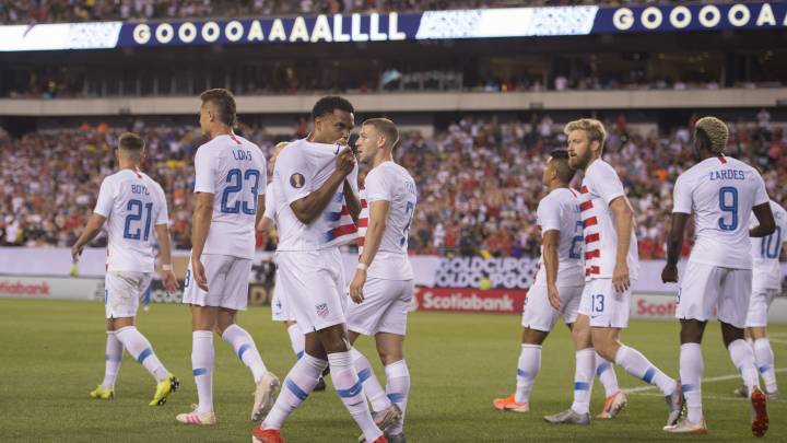 Weston McKennie festeja un gol con la Selección de los Estados Unidos.