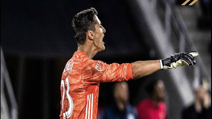 Pablo Sisniega dando indicaciones con LAFC.