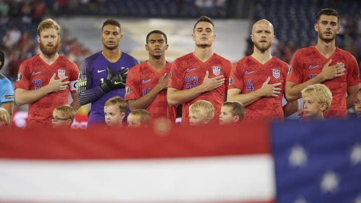 La Selección de Estados Unidos durante su himno nacional.