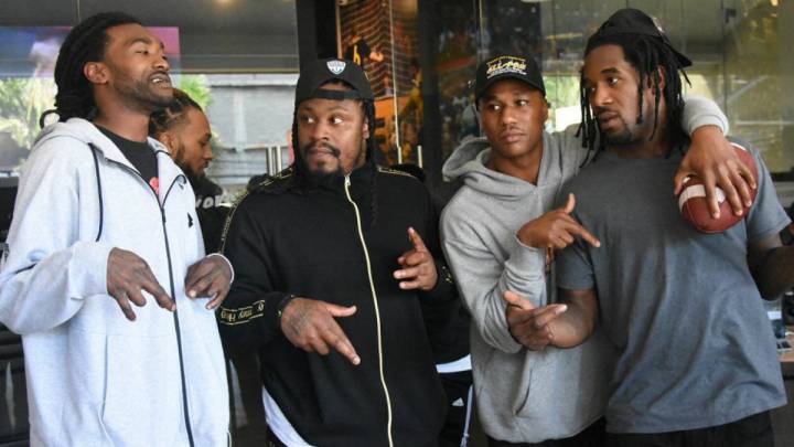 Marshawn Lynch y Marcus Peters en El Salvador