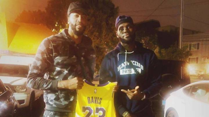 Anthony Davis y LeBron James con jersey de los Lakers