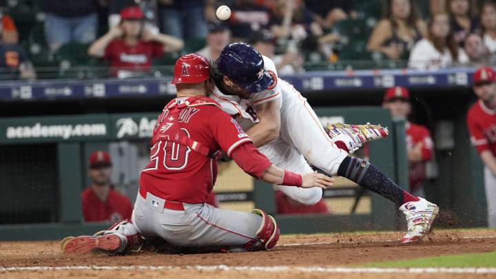 Choque entre Jonathan Lucroy y Jake Marisnick