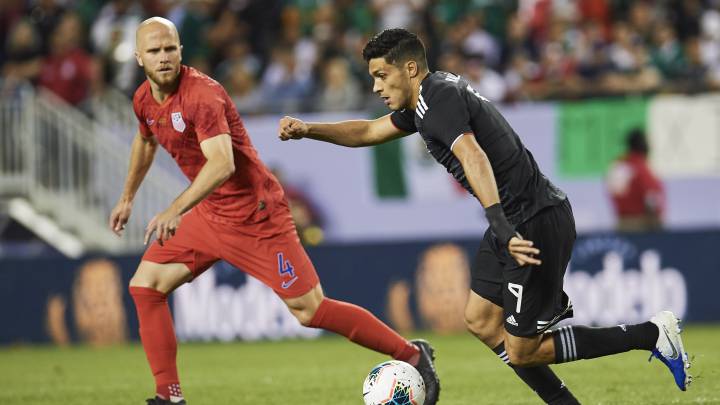 Michael Bradley y Raúl Jiménez disputando el balón