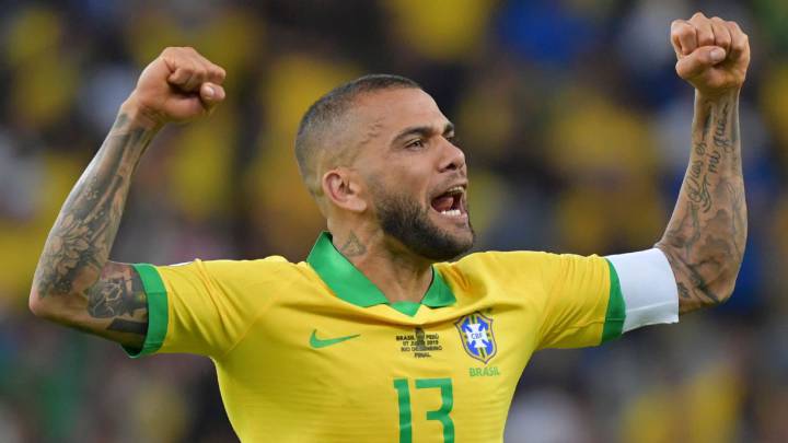 Dani Alves festejando título con Brasil