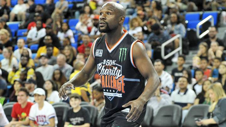 La humillante caída de Mayweather en un juego de basketball