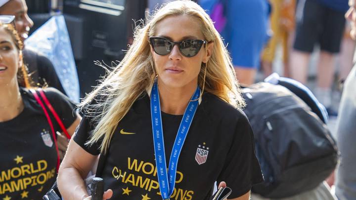 Allie Long durante el festejo de la Copa del Mundo Femenil conseguida por Estados Unidos.