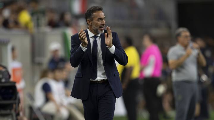 Gustavo Matosas en un partido de la Selección de Costa Rica.