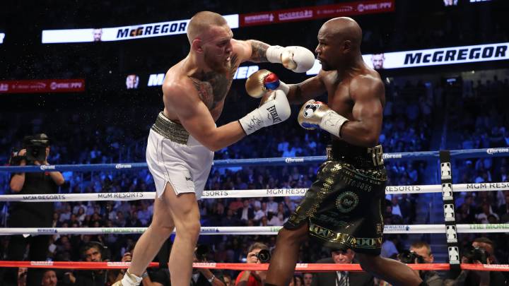 Mayweather y McGregor peleando