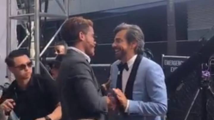 El actor y comediante mexicano y el mediocampista de Los Ángeles Galaxy se encontraron y saludaron en la ceremonia de premiación de los ESPY Awards 2019.