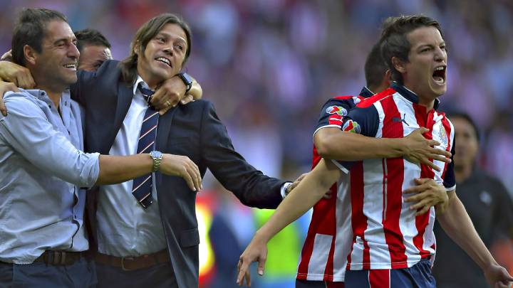 Matías Almeyda festejando con Carlos Fierro mientras dirigía a Chivas.