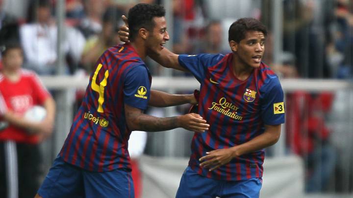 Thiago Alcántara y Jonathan Dos Santos compartiendo la camiseta del Barcelona.