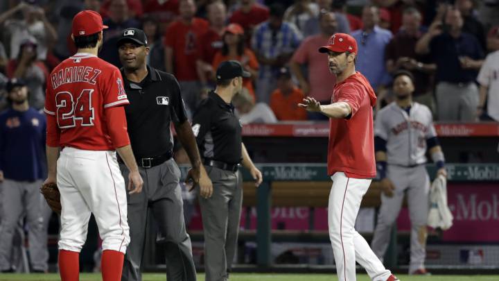 Noe Ramírez y Brad Ausmus en partido de Angels